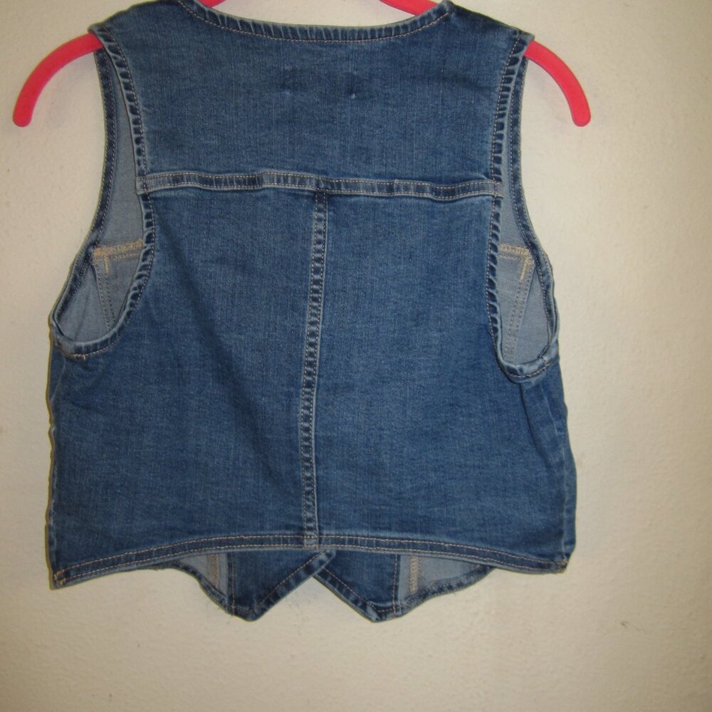 V-Neck Crop Length Button Front Sleeveless Denim Vest in Blue New - Picture 3 of 9